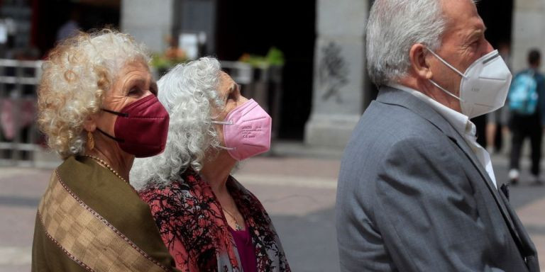  Varias personas con mascarilla, caminan por una calle de Madrid / EFE - Fernando Alvarado