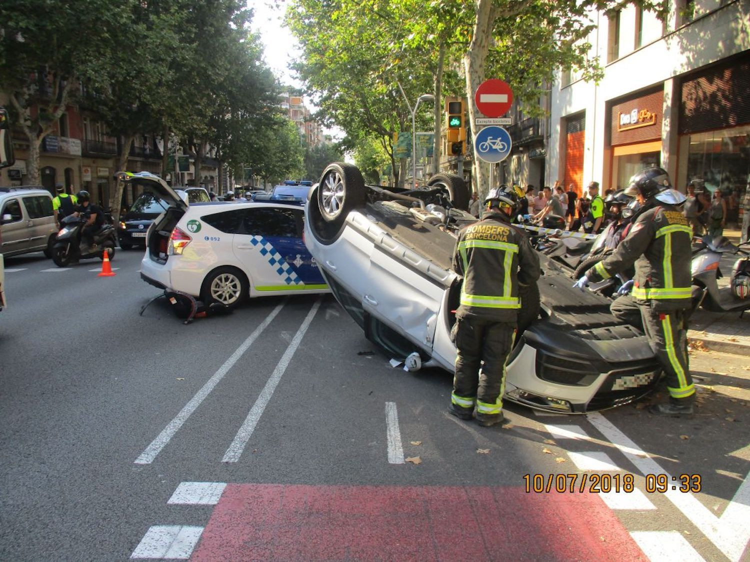 Imagen de archivo de un accidente de coche en el Eixample de Barcelona en 2018 / GUARDIA URBANA