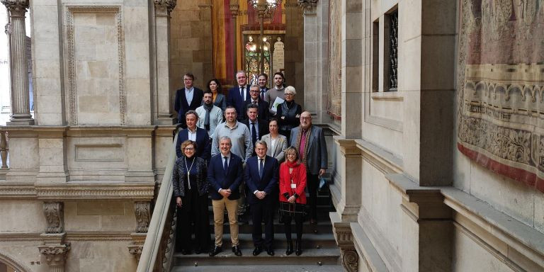 Jaume Collboni junto a representantes del sector comercial tras presentar el acuerdo para ampliar horarios en zonas turísticas / EUROPA PRESS