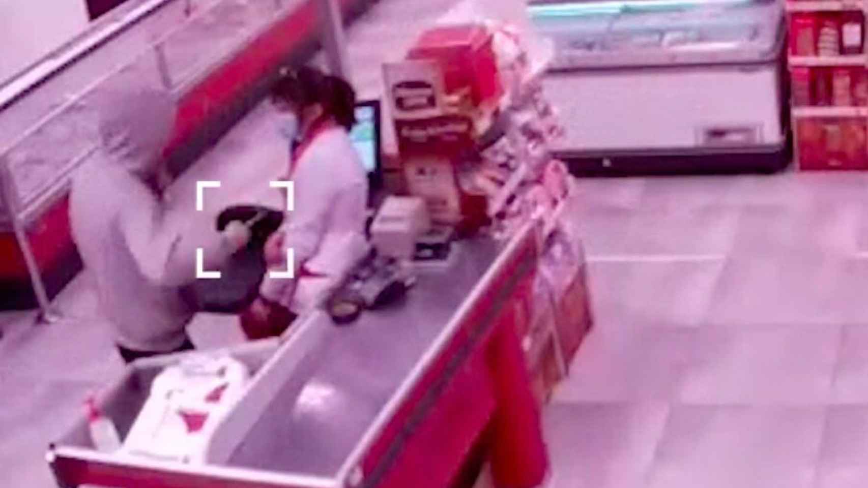 Imagen de la cámara de seguridad de un supermercado donde actuó el peligroso ladrón de Sabadell / MOSSOS D'ESQUADRA