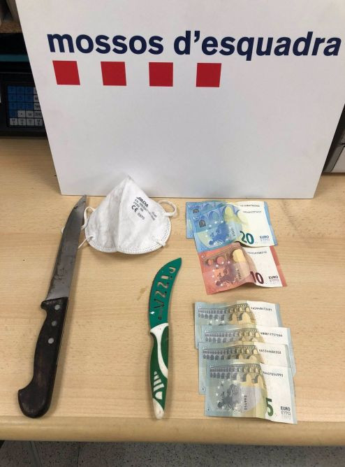 Cuchillos y dinero incautados al detenido / MOSSOS D'ESQUADRA