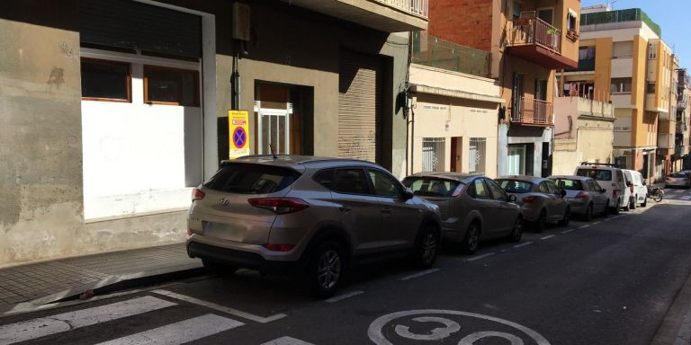 Vehículos aparcados en la calle de Borràs / METRÓPOLI - RP