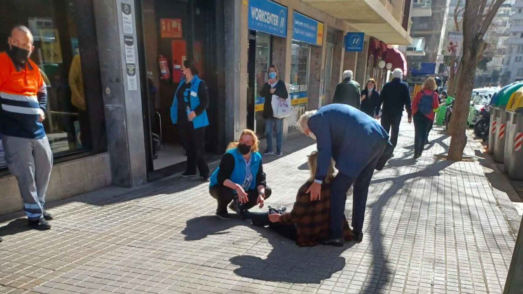 La víctima del violento robo en la calle Ganduxer, tendida en el suelo tras el asalto / ISAAC MARÍN - TWITTER