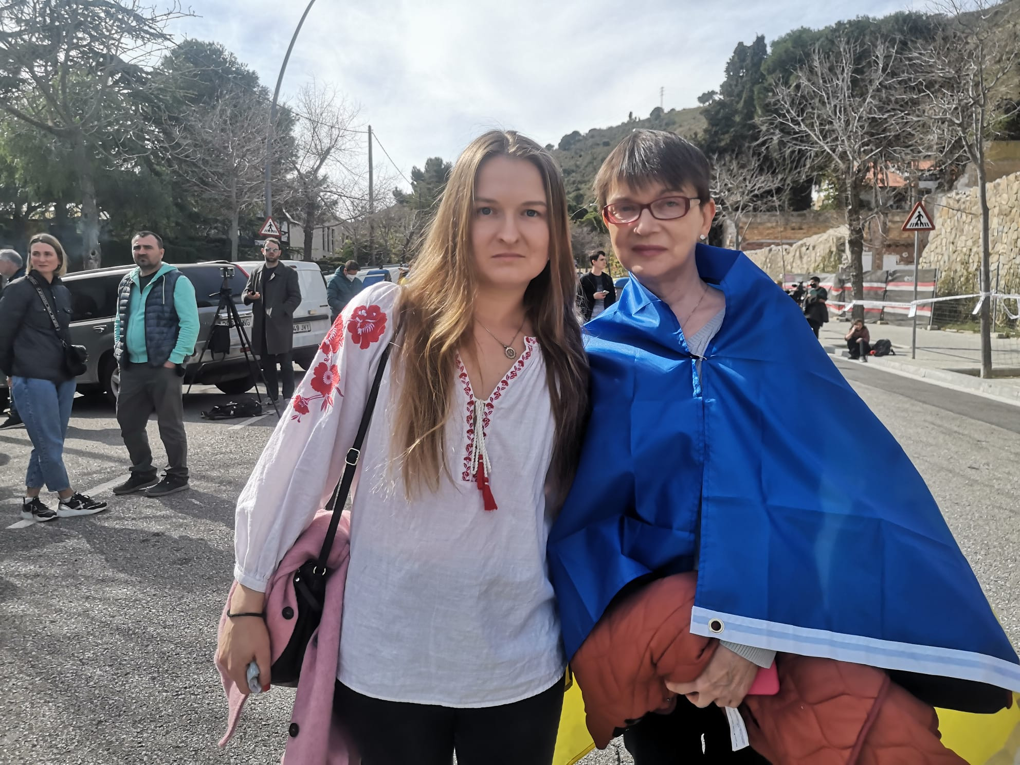 Mariia Rudenko junto a su madre Larysa Rudenko este jueves en Barcelona / GUILLEM ANDRÉSniana
