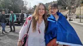 Mariia Rudenko, residente en Sitges, junto a su madre Larysa Rudenko el jueves en el consulado de Rusia / GUILLEM ANDRÉS
