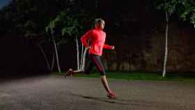 Una mujer sale a correr por la noche en una imagen de archivo / SAUCONY