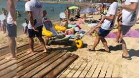 Trabajadores en las playas para personas con movilidad reducida / CEDIDA