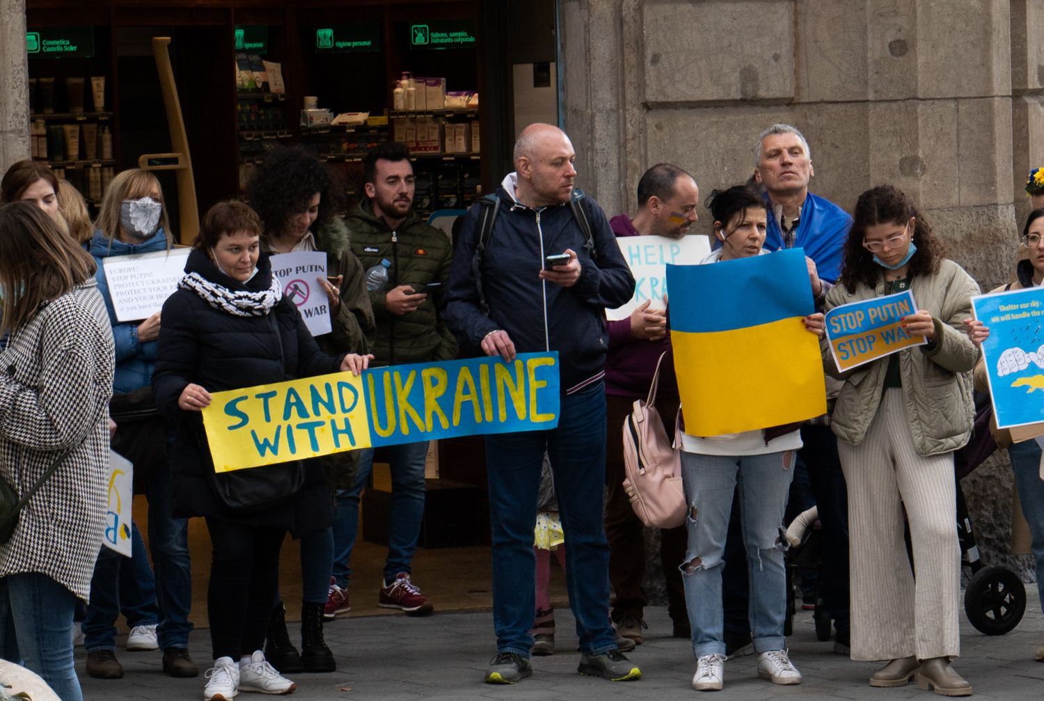 Manifestantes ucranianos protestando en Barcelona contra el ataque ruso / LUIS MIGUEL AÑÓN - MA