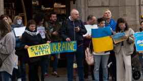 Manifestantes ucranianos protestando en Barcelona contra el ataque ruso  / LUIS MIGUEL AÑÓN - MA