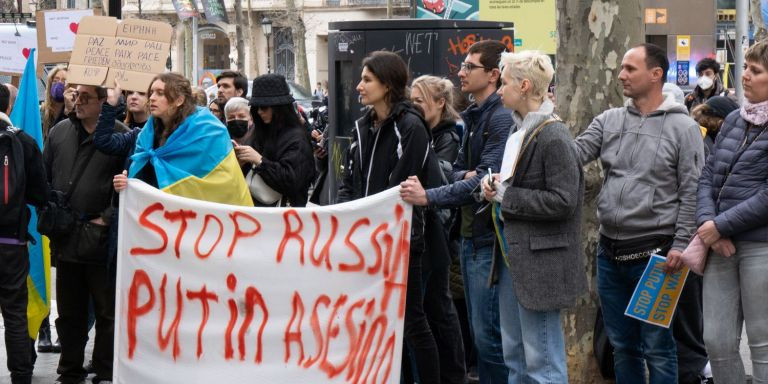 Manifestantes ucranianos contra el ataque ruso protestando en Barcelona / LUIS MIGUEL AÑÓN