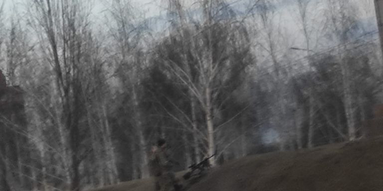 Dos soldados ucranianos fotografiados por Roger a unos 20 km de Kiev / CEDIDA