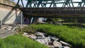 Puente de Adif en Sant Adrià, muy por debajo del muro de contención del Besòs / CEDIDA