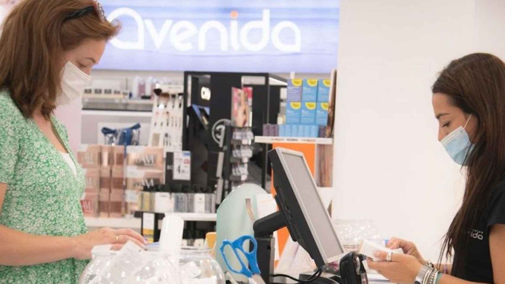 Una dependienta atiende a una clienta en una tienda de Barcelona / EUROPA PRESS