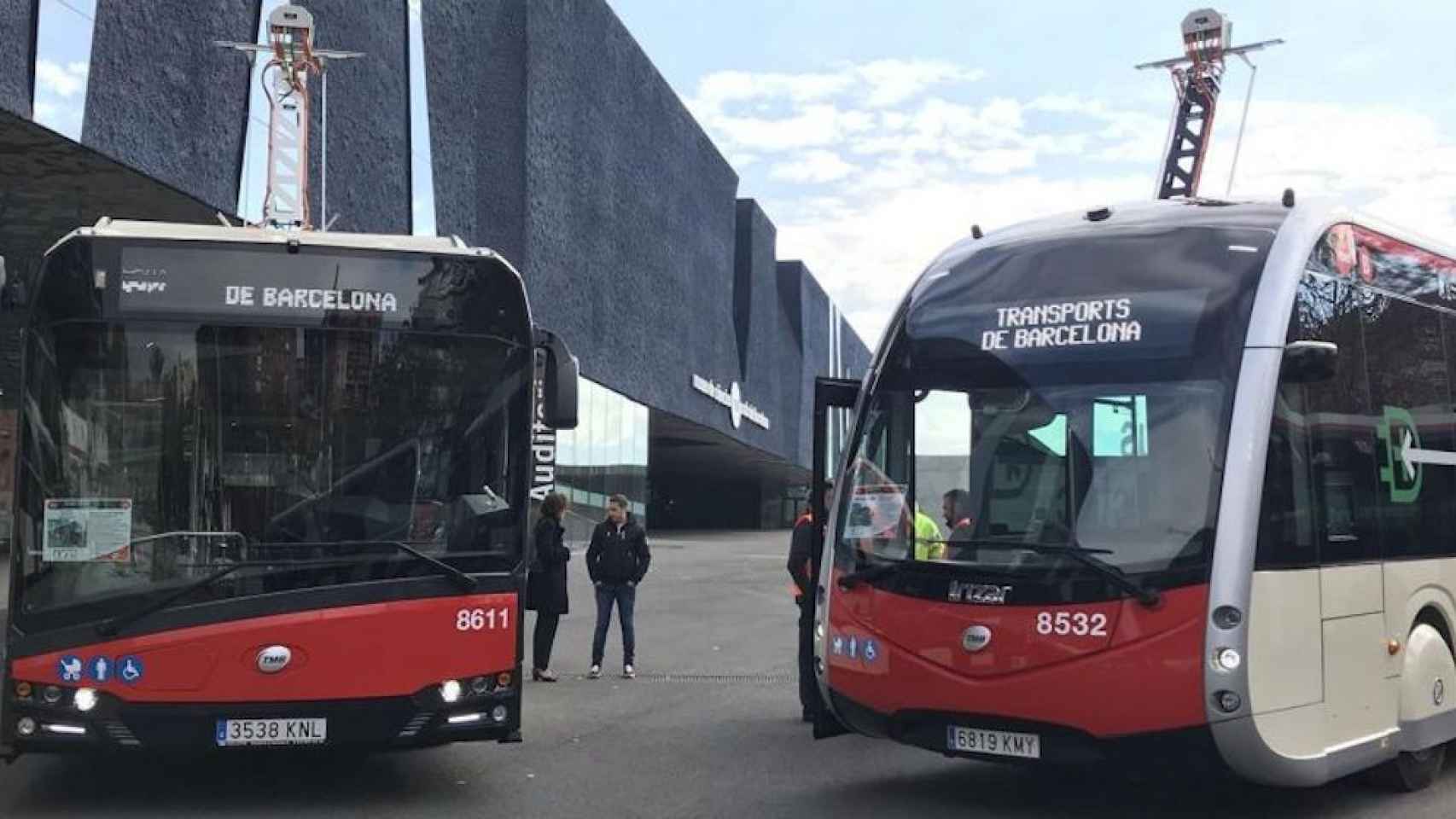 Dos autobuses de TMB en una imagen de archivo / EUROPA PRESS