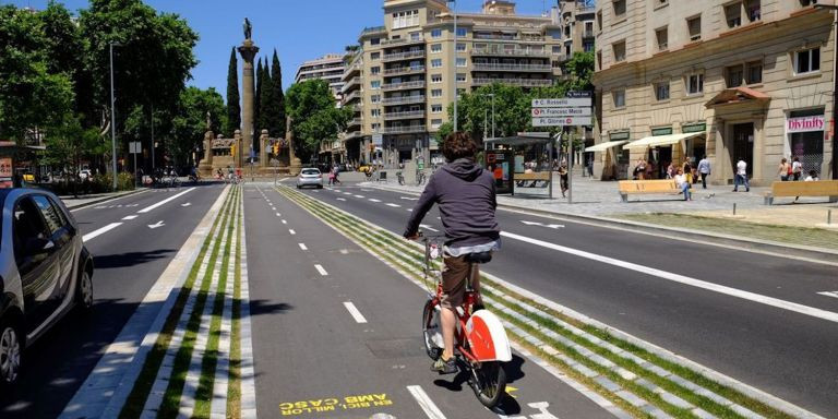 Ciclista circula por el carril bici del paseo Sant Joan / AYUNTAMIENTO DE BARCELONA