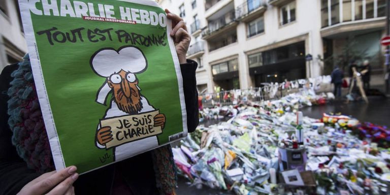 Una persona sostiene una publicación del semanario satírico Charlie Hebdo / EFE