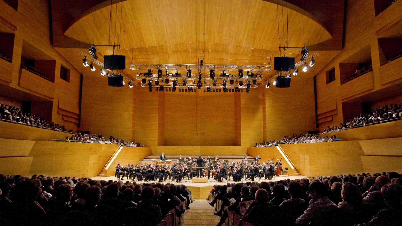 Orquesta actuando en l'Auditori de Barcelona / L'AUDITORI