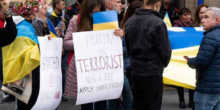 Carteles de manifestantes contra el ataque ruso a Ucrania en el paseo de Gràcia de Barcelona / LUIS MIGUEL AÑÓN - MA