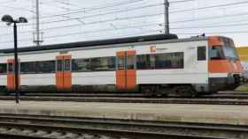 Circulación de un tren de Rodalies, donde se vivirá hoy el primer día laborable de obras / EUROPA PRESS