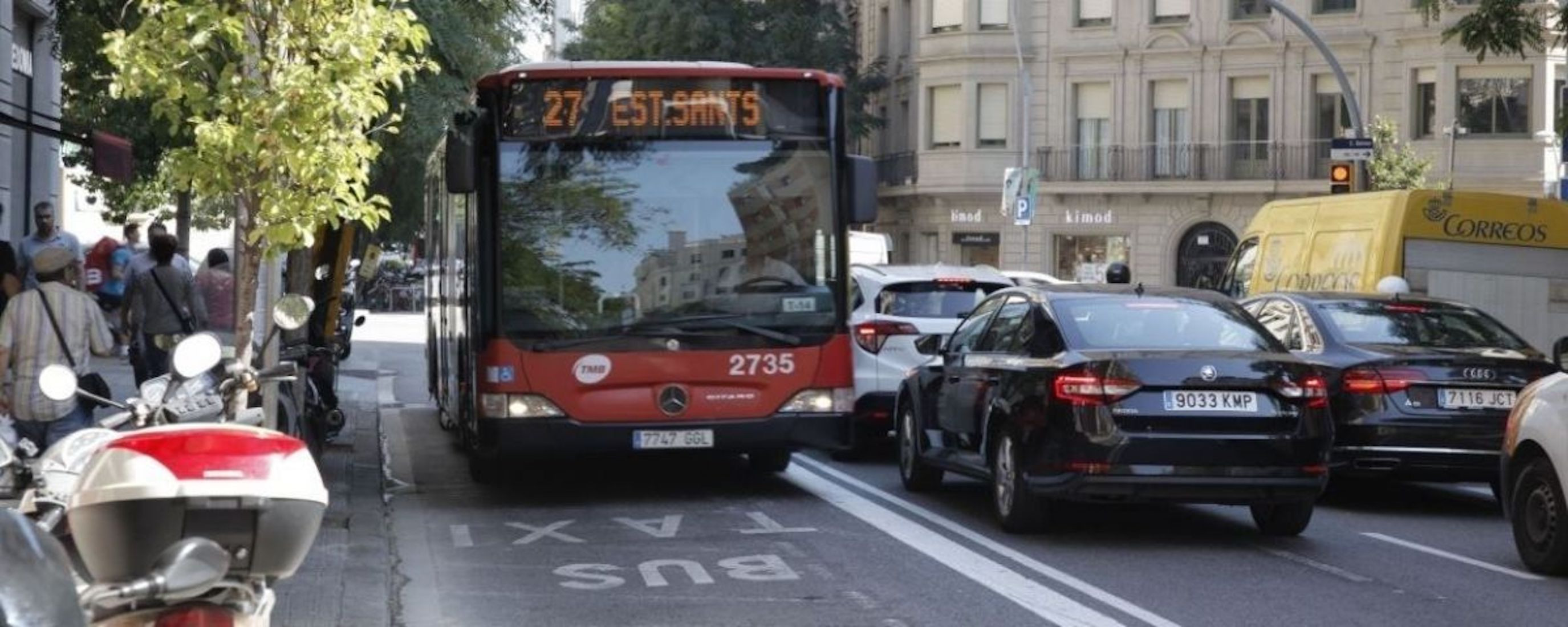 Un bus en el carril bus en contradirección de travesera de Gràcia / JORDI ROMERO