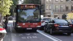 Un bus en el carril bus en contradirección de travessera de Gràcia / JORDI ROMERO