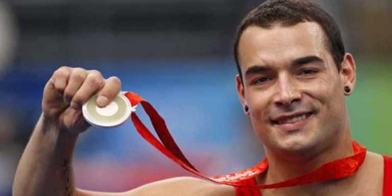 Gervasio Deferr luce su medalla de plata en los Juegos Olímpicos de Pekín 2008 / EFE