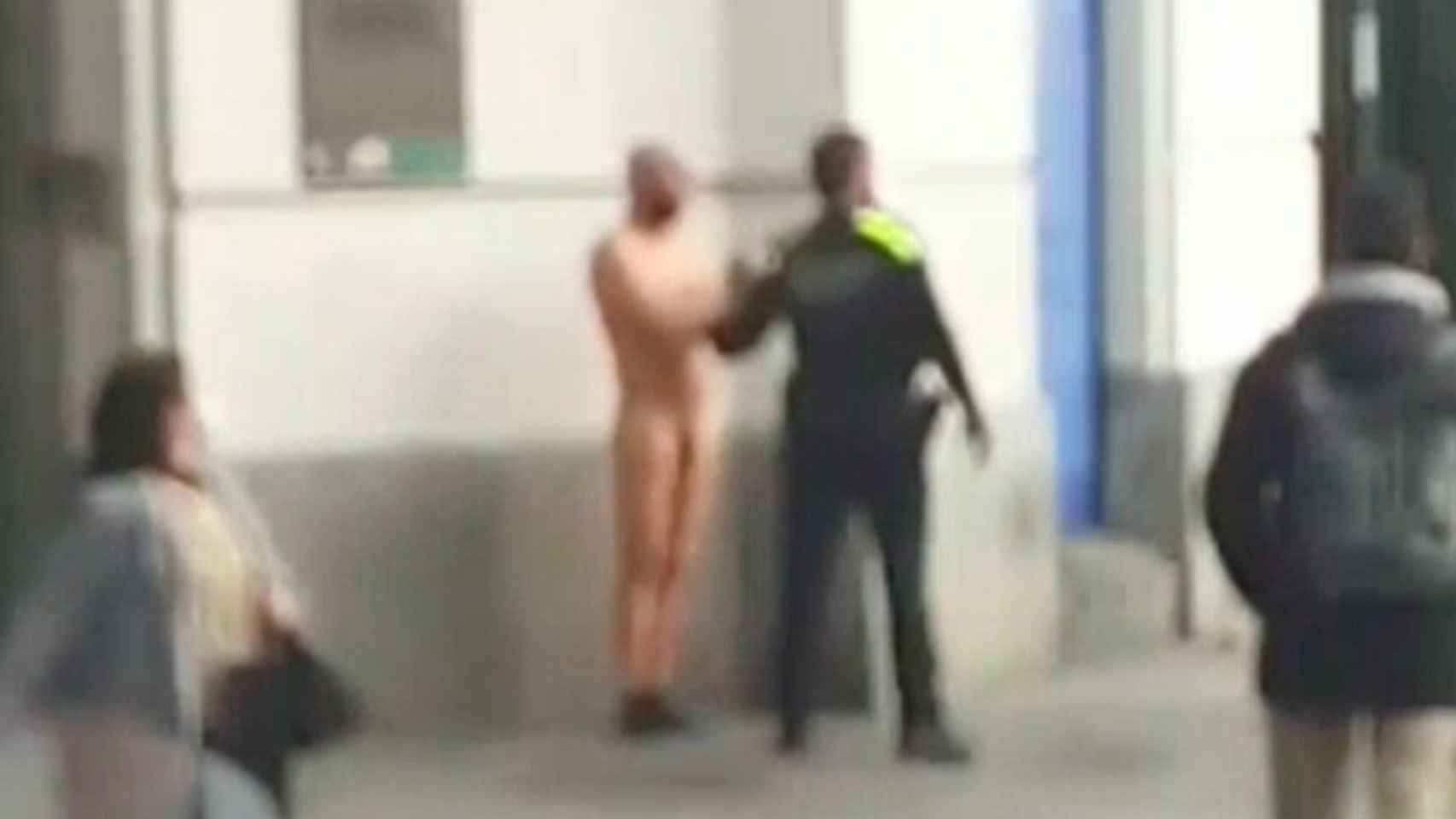 Un hombre pasea desnudo por el centro de Barcelona / BCN LEGENDS