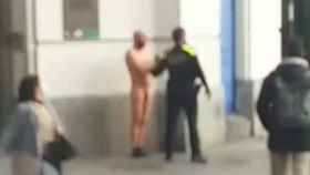Un hombre pasea desnudo por el centro de Barcelona / BCN LEGENDS