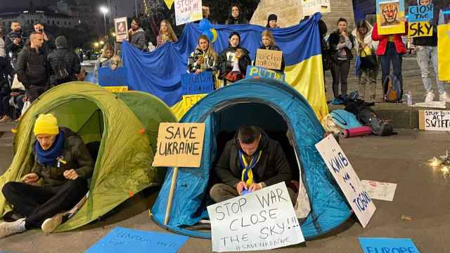 Acampada de ucranianos en plaza de Catalunya / CEDIDA - EDORTA MORENO