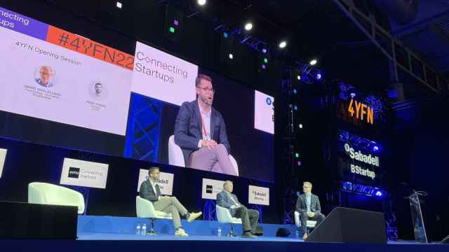 El director del 4YFN, Pere Duran, y el presidente del evento, Yossi Vardi, en el escenario del Banco Sabadell / 4YFN