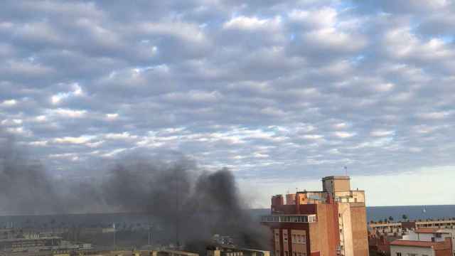 Gran columna de humo provocada por un incendio de la Barceloneta / CEDIDA