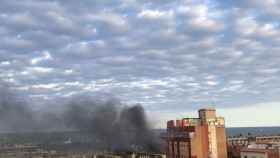 Gran columna de humo provocada por un incendio de la Barceloneta / CEDIDA