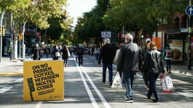 Corte al tráfico de 'Obrim Carrers' en la calle de Sants / AJ BCN