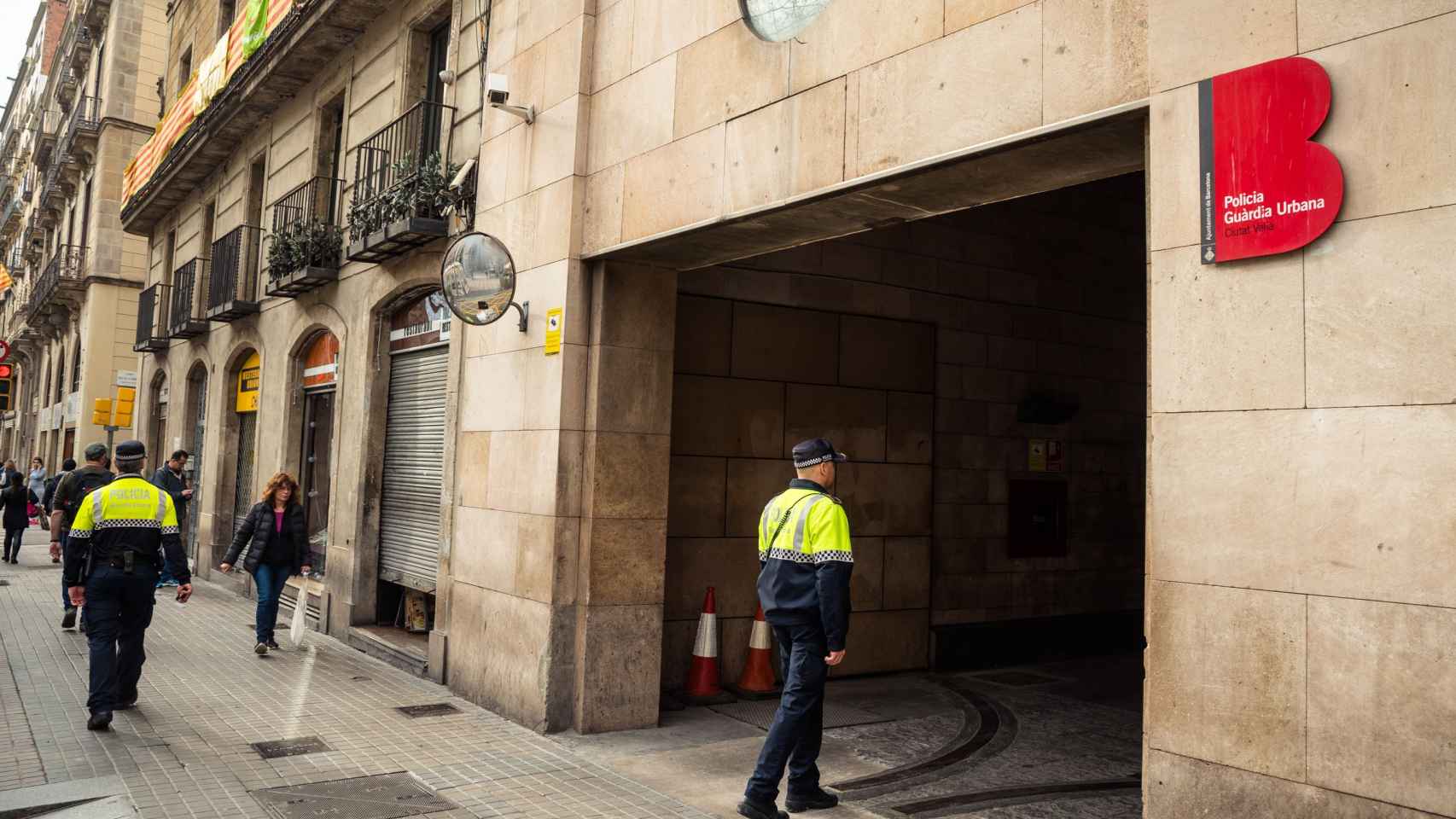 Un agente entra en la Unidad Territorial de la Guardia Urbana de Ciutat Vella / AJUNTAMENT DE BARCELONA