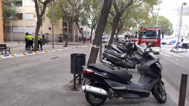 Operativo de Bomberos durante el incendio en unos pisos tutelados de la Barceloneta / CEDIDA