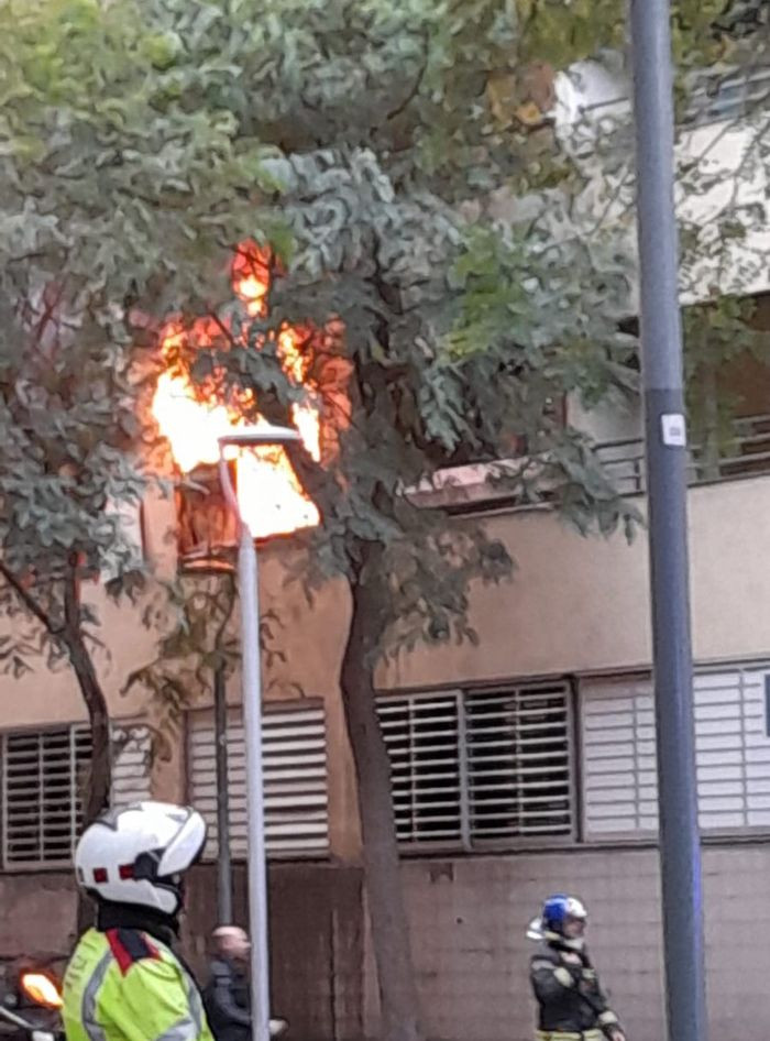 Llamas saliendo de uno de los pisos tutelados de la Barceloneta en los que se ha producido el incendio / CEDIDA