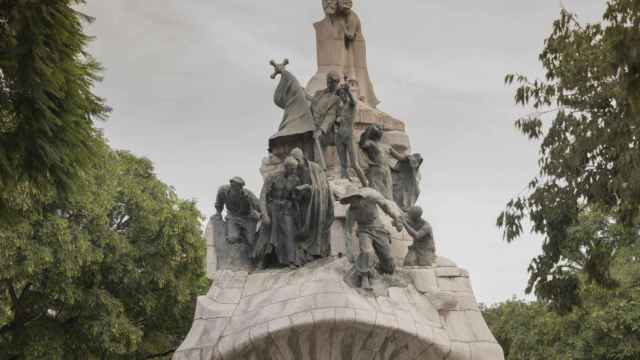 Estatua de Bartolomé Robert y Yarzábal, símbolo del pueblo en la plaza de Tetuán / INMA SANTOS