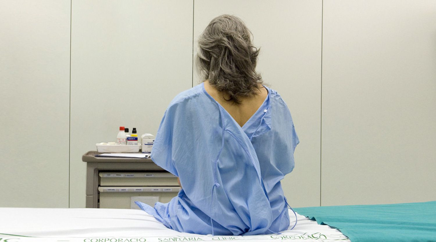 Una mujer espera a ser atendida en el Hospital Clínic, referente en agresiones sexuales en Barcelona / HOSPITAL CLÍNIC