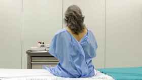 Una mujer espera a ser atendida en el Hospital Clínic, referente en agresiones sexuales en Barcelona / HOSPITAL CLÍNIC