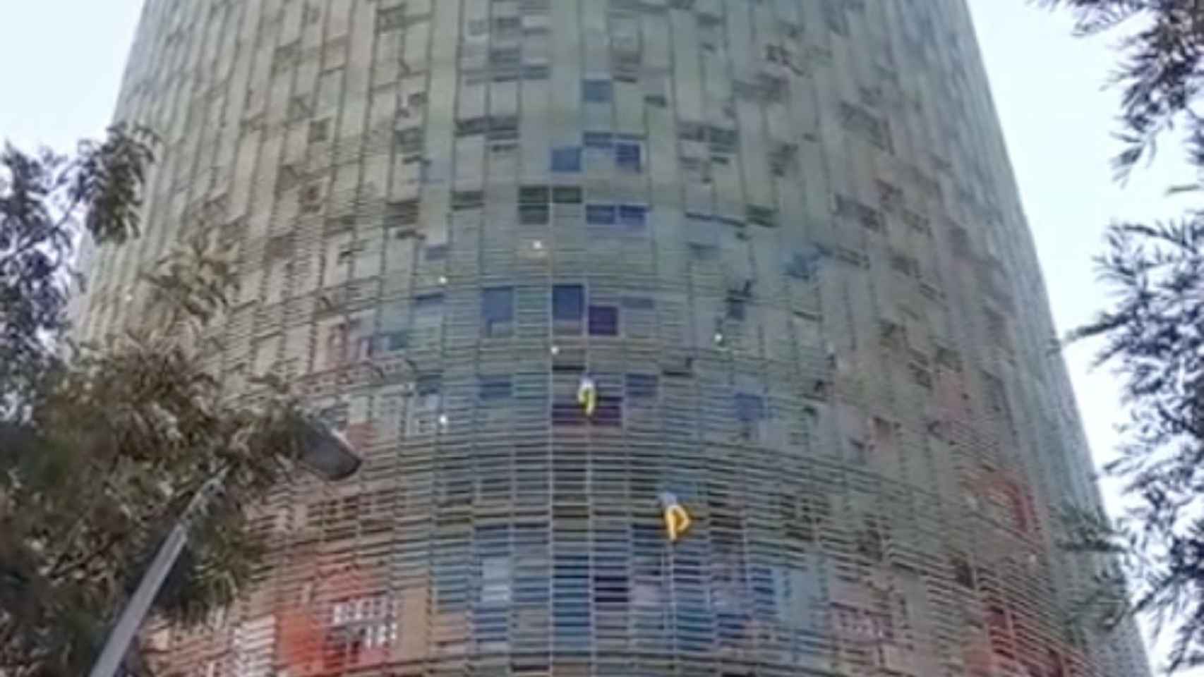 Dos personas escalan sin cuerdas la Torre Glòries / @moterob