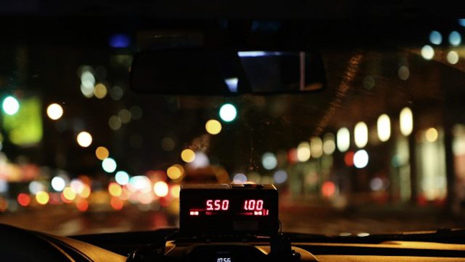 El interior de un taxi por la noche / PIXABAY