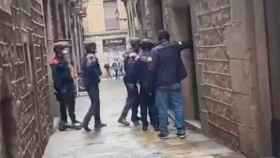 Agentes realizan una entrada en la operación antidroga en Ciutat Vella / MOSSOS D'ESQUADRA