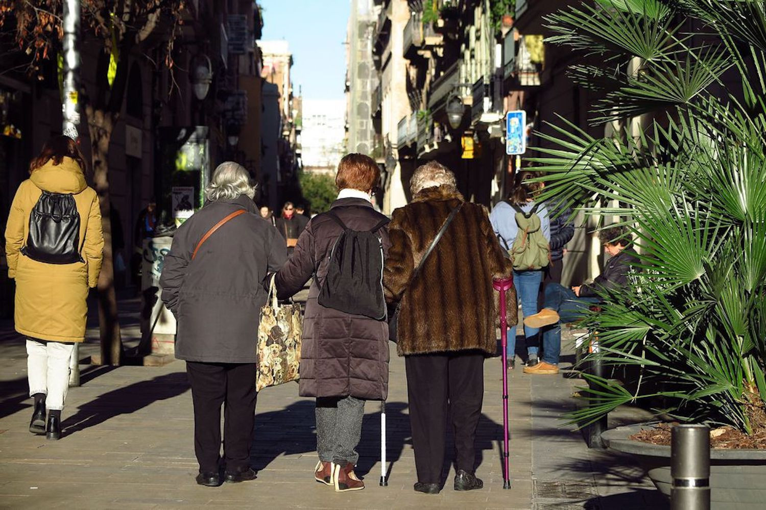 Mujeres pasean por la calle Astúries de Barcelona en una imagen de archivo / AYUNTAMIENTO DE BARCELONA