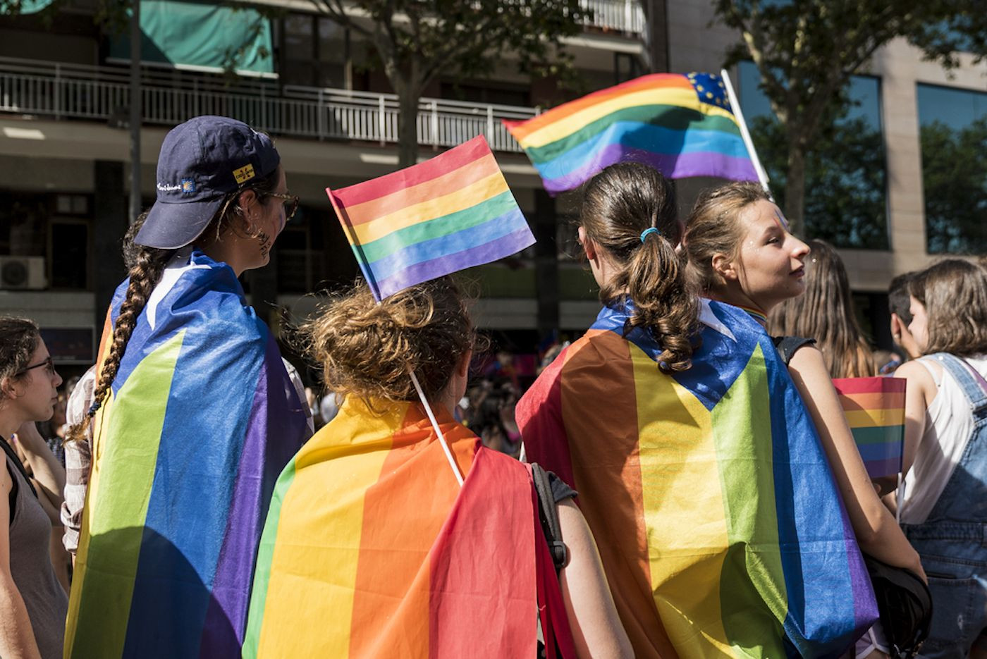 Un grupo de jóvenes protesta contra los delitos de odio y discriminación contra el colectivo LGTBI / AJUNTAMENT DE BARCELONA