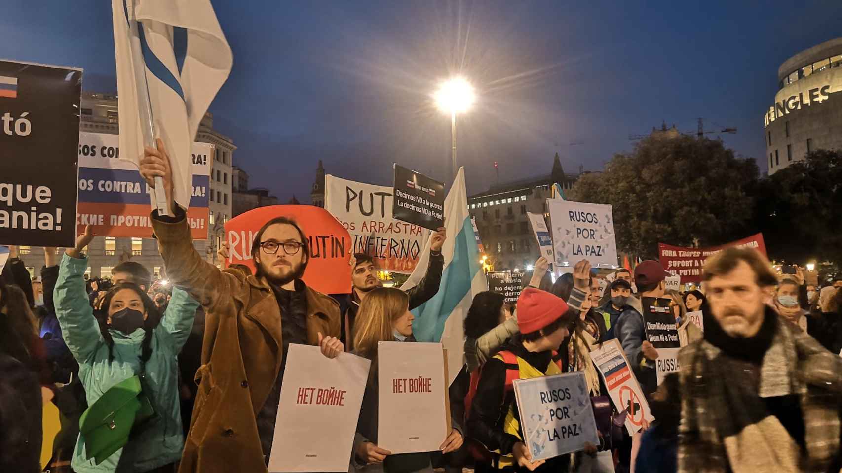 Un grupo de rusos residentes en Barcelona protesta en plaza Catalunya contra la guerra empezada por su gobierno / GUILLEM ANDRÉS
