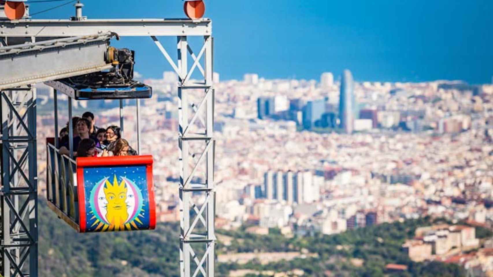 El Embruixabruixes, con Barcelona al fondo / PARQUE DE ATRACCIONES DEL TIBIDABO