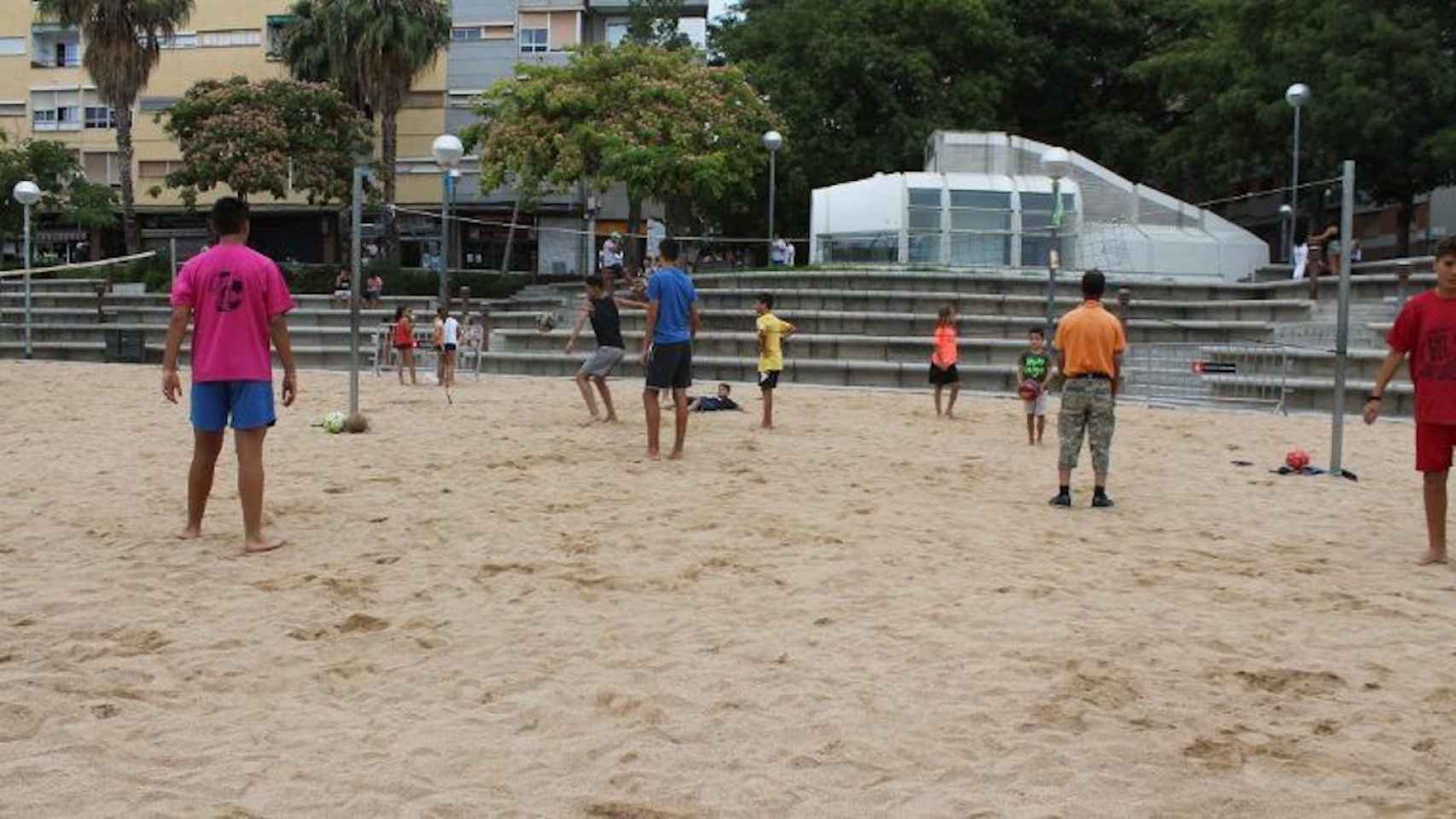 Niños jugando en 'La Prospe Beach', la playa urbana y artificial de La Prosperitat / METRÓPOLI