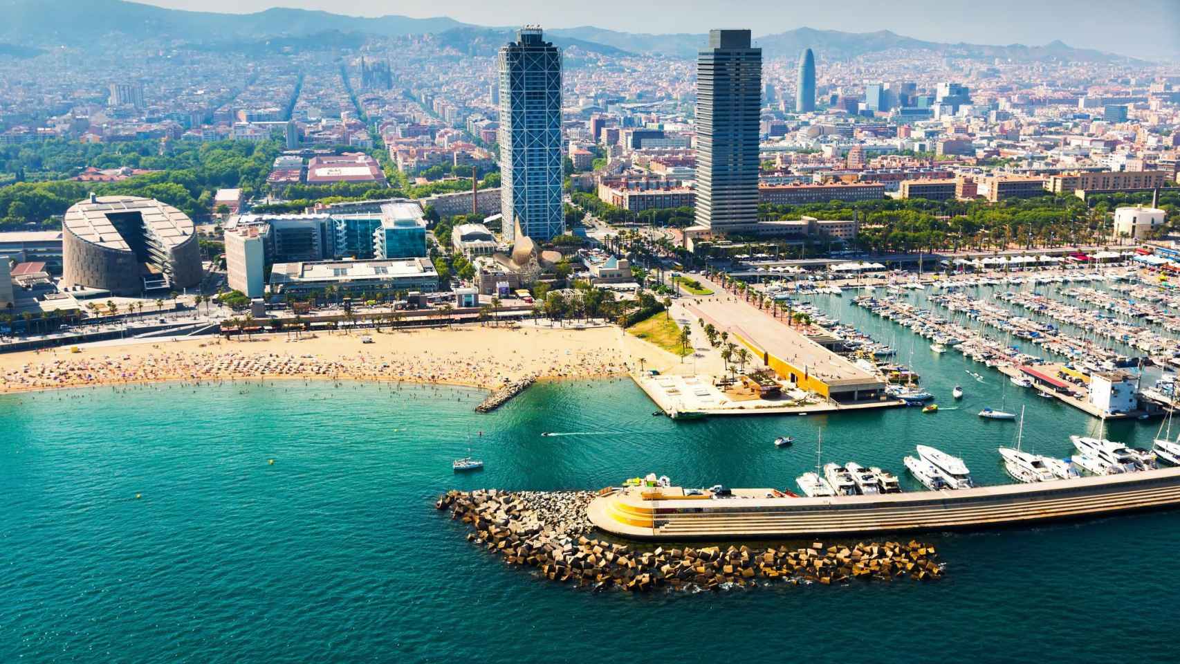 Panorámica de Barcelona desde el mar, con las torres Mapfre de fondo