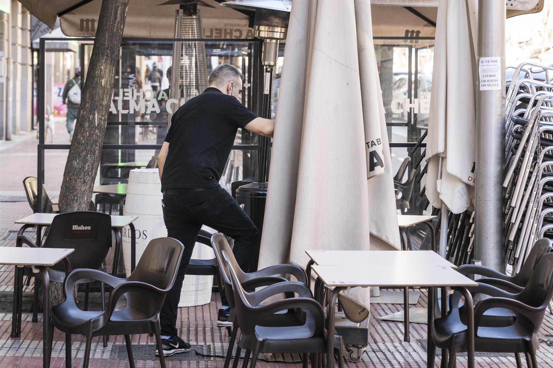 Un camarero en una terraza / EUROPA PRESS
