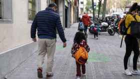 Un hombre acompaña a su hija al colegio por la mañana en Barcelona / AYUNTAMIENTO DE BARCELONA